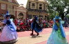 Walt Disney Geçit Töreninde Yanan Maket Ejderha