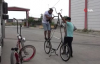 Sosyal mesafeyi korumak için 2 buçuk metre uzunluğunda bisiklet yaptı 