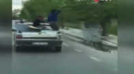 Çocuklar Hareket Halindeki Aracın Bagaj Kapağına Oturdu!