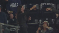 Beyzbol Topunu Bira Bardağıyla Yakalayan Kadın