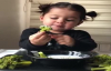 Sevimli Kızın Brokoli Yemesi