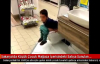 Sakarya'da Mağaza İçerisinde Satışa Sunulan Klozete Tuvaletini Yapan Çocuk