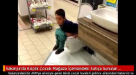 Sakarya'da Mağaza İçerisinde Satışa Sunulan Klozete Tuvaletini Yapan Çocuk