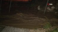 İzmir'de hafif ticari araç sel sularına kapıldı- 5 kişiden 2'si kayıp 