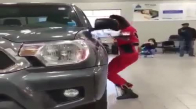İçecekleri Arabanın Altından ve Tepside Götürmek...Yok Böyle Bir Yetenek VAY BE...