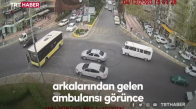 Halk otobüsü şoförü ambulans için yolu kapattı 