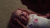 Babasının Şarkısını Dinlerken Bebeğin Kalpleri Eriten Tepkisi