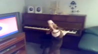 Piyano Çalan Köpek