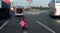 Camına “arabada bebek var” stickeri yapıştıran şahsiyet, ışıklarda bebeğe çeyrek altın mı takalım, ninni mi söyleyelim, ne istiyorsun söyle?