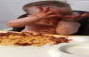 Uykulu Halde Spagetti Yemeye Çalışan Kız Bebeği