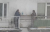 Komşuların Kar Altında Balkonlar Arası İletişim Hattı 
