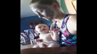 Bebeğin Annesinin Yüzündeki Maskeye Verdiği Tepki