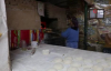 Kadınlar mahallenin fırınlarında Çeçen ekmeği yapıyor 