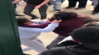 Liseli Kızların Sokak Ortasında Kavga Etmesi