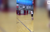 Bacak Arası Hareketle Orta Sahadan Basket Atan Öğrenci