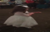 Minik Kızın Düğünde Hareketli Dansı