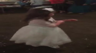 Minik Kızın Düğünde Hareketli Dansı
