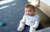 Küçük Bebeğin Oturduğu Yerden Kafa Sallayarak Dans Etmesi