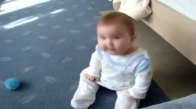 Küçük Bebeğin Oturduğu Yerden Kafa Sallayarak Dans Etmesi
