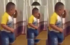 Sevimli Minik Çocuğun Taklit Ederek Dans Etmesi