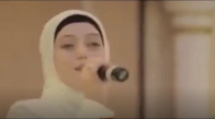 Müslüman Kadın Harika Rusça Şarkı Söylüyor
