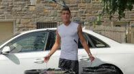 Genç Adamın 1 Milyon Boncuğu Sevgilisinin Arabasına Doldurması