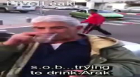 Etiyopyalı Çocuklarla Uğraşan Sarhoş Yaşlı Adam