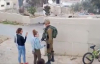 Filistinli Kızın İsrailli Askerlere Tekme Atması