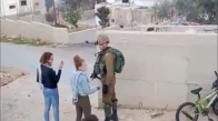 Filistinli Kızın İsrailli Askerlere Tekme Atması