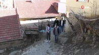 Bu köyde çocuklar uzaktan eğitim alabilmek için tepelere çıkıyor