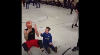 Down Sendromlu Çocuğun Basketbol Topu Sevinci 