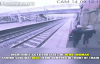 Trenin Önüne Atlamak Üzere Olan Adamı Son Anda Kurtaran Kadın