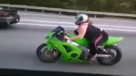 Şişko Kadın Kawasaki Sürüyor