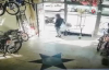 Silivri’de bir kadının çocuklarına iş yerinden kedi çaldırdığı anlar kamerada 
