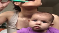 Meraklı Gözlerle Annesinin Makyaj Yapmasını İzleyen Sevimli Bebek