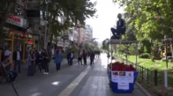Tablasının Üzerine Çıkıp Zabıtayı Protesto Eden Seyyar Satıcı