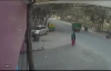 Hindistan'da İki Aracın Arasında Kalan Kadının Havaya Fırlaması