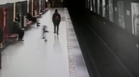 Tren Raylarına Atlayan Çocuk