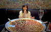 81 Cm'lik Pizzayı Tek Başına Yiyen Japon Kız