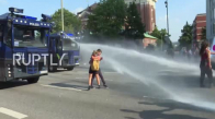 Öpüşen Çifti Su İle Püskürten Alman Polisi