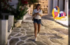 Aslı Enver Yunanistan Sokaklarında Tatil'e Devam Ediyor