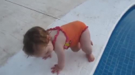 Havuza Girmeye Çalışan Bebekcik
