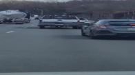 Trafikte Tek Tekerlekle İdare Eden Kamyonet