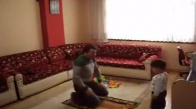 Namaz Kılan Babasıyla Oynayan Çocuk