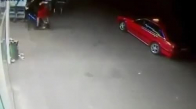 Kaşınan Sarhoşu Tek Yumrukta Kaşıyan Genç
