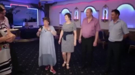 Orta Yaşlı Kadının Değişik Dansı