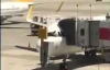 Uçağın Camını Minibüsçü Edasıyla Silen Pilot