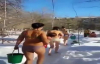 Anneler Buz Gibi Suyla Bebeklerini Soğuk Havaya Alıştırıyorlar