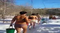 Anneler Buz Gibi Suyla Bebeklerini Soğuk Havaya Alıştırıyorlar