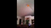 Tavandaki Balonu Almak İçin Bebeğini Fırlatan Baba